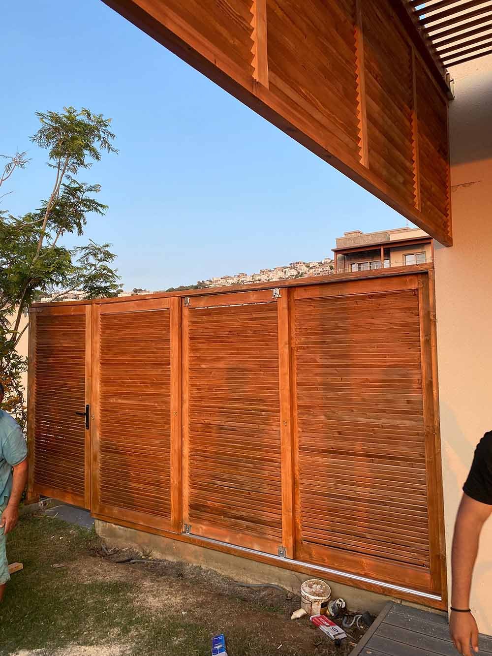 Ahşap kapı ve dış mekân uygulaması